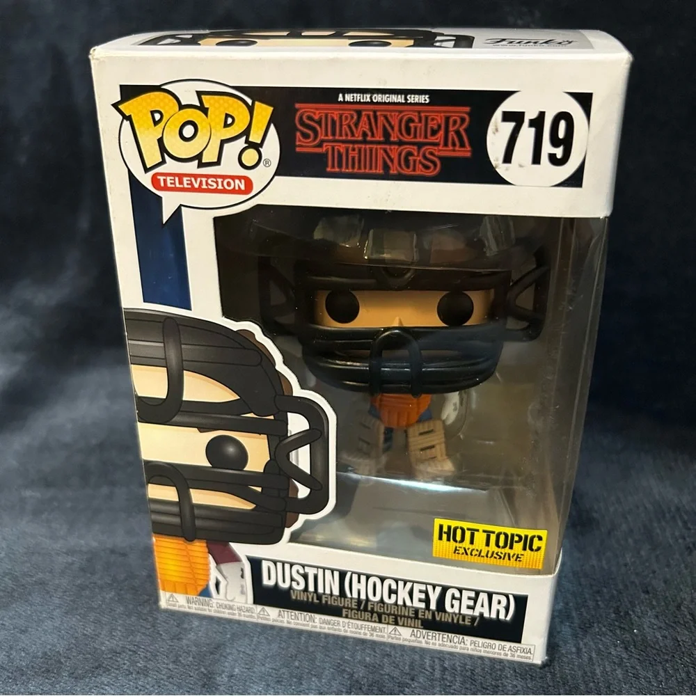 Funko Pop! - Stranger Things 719 - Dustin (Hockey Gear) - Hot Topic Exclusive - Picture 1 of 8
